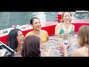 Kristen Bell, Cynthia Addai-Robinson in The People We Hate At The Wedding (2022)  8