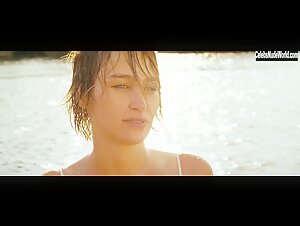 Pauline Lefevre Outdoor , Wet in Voir la mer (2011) 7