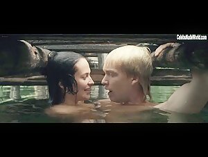 Alicia Vikander in Kronjuvelerna (2011) 14