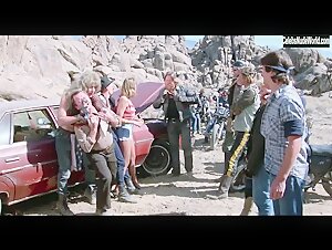 Elizabeth Kaitan, Wendy Barry in Savage Dawn (1985) 5