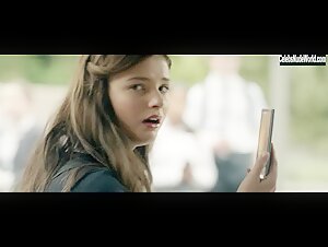 Stefanie Scott, Anna Friel in I.T. (2016) 11