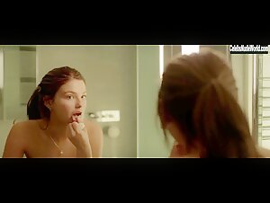 Stefanie Scott, Anna Friel in I.T. (2016) 6