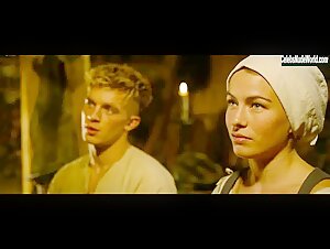 Henriette Confurius, Roxane Duran in Narziss und Goldmund (2020)  3