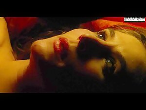 Mathilde Seigner in Le coeur à l'ouvrage (2000) 13