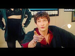 Mathilde Seigner in Le coeur à l'ouvrage (2000) 3