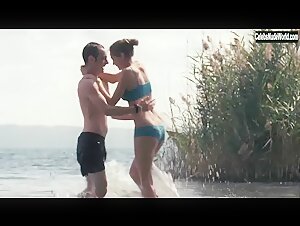 Victoria Larchenko, Myriam Catania in La bella gente (2009)  15