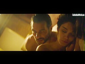 Matilde Gioli, Mariela Garriga in Gli uomini d'oro (2019)  10