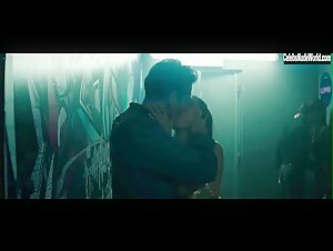 Matilde Gioli, Mariela Garriga in Gli uomini d'oro (2019)  2