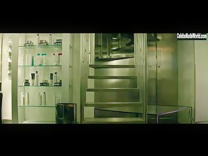 Matilde Gioli, Mariela Garriga in Gli uomini d'oro (2019)  9