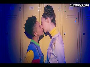 Tanya Reynolds, Patricia Allison lesbian, Sexy scene in Sex Education (2019-) 3