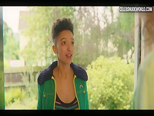 Tanya Reynolds, Patricia Allison Sexy, lesbian scene in Sex Education (2019-) 1