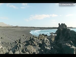 Amaia Aberasturi, Begoña Vargas kissing, beach scene in Welcome to Eden (2022-) 11