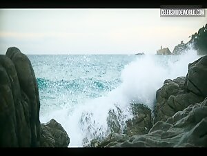 Amaia Aberasturi, Begoña Vargas kissing, beach scene in Welcome to Eden (2022-) 12