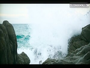 Amaia Aberasturi, Begoña Vargas kissing, beach scene in Welcome to Eden (2022-) 13