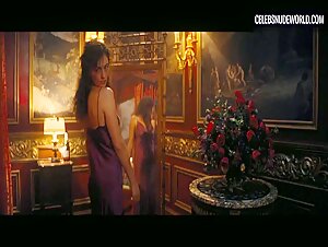 Phoebe Tonkin Peeing, Nightgown scene in Babylon (2022) 2
