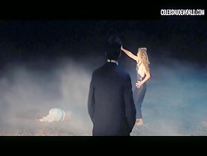Margot Robbie Nude, nip slip scene in Babylon (2022) 16
