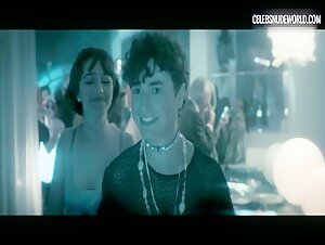 Taylor Blackwell Cleavage, Party scene in American Gigolo (2022) 11