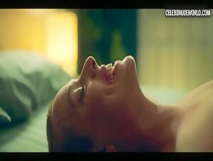 Maria Rodríguez Soto Sexy, lesbian scene in The Girls at the Back (2022) 8