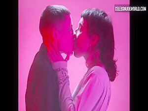 Aroa Elvira, Rocío Saiz, Zaida Carmona, Thaïs Cuadreny lesbian, Sexy scene in Girlfriends and Girlfriends (2023) 8