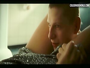 Paulina Krzyżańska Cleavage, Oral scene in Absolute Beginners (2023-) 11