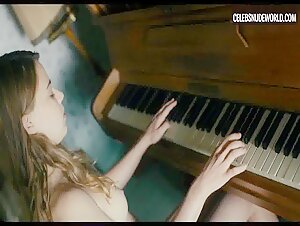 Saskia Rosendahl butt, Nude scene in Never Look Away (2018) 2