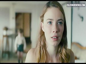 Saskia Rosendahl butt, Nude scene in Never Look Away (2018) 6