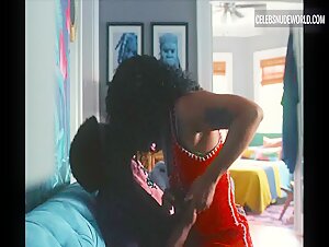 Dominique Fishback, Kiersey Clemons Sexy, lesbian scene in Swarm (2023) 7