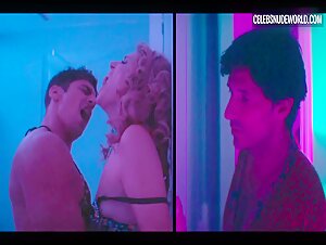 Marina Gatell Nude, bathroom scene in Nacho (2023) 20