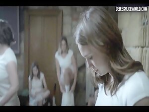 María de Nati cleavage, Sexy scene in Las Pelotaris 1926 (2023) 3