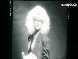 Anna Nicole Smith breasts, underwear scene in Anna Nicole Smith: You Don't Know Me (2023) 3