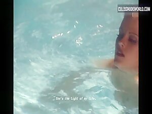 Anna Nicole Smith Sexy, bikini scene in Anna Nicole Smith: You Don't Know Me (2023) 11