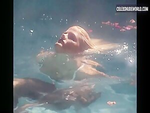 Anna Nicole Smith Sexy, bikini scene in Anna Nicole Smith: You Don't Know Me (2023) 4