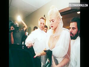 Anna Nicole Smith blonde, Nude scene in Anna Nicole Smith: You Don't Know Me (2023)