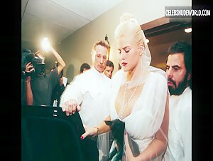 Anna Nicole Smith blonde, Nude scene in Anna Nicole Smith: You Don't Know Me (2023) 9