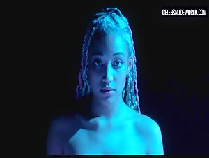 Amandla Stenberg, Bobbi Salvör Menuez lesbian, breasts scene in My Animal (2023) 1