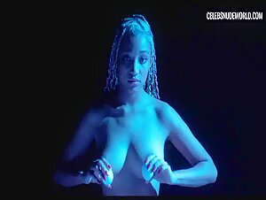 Amandla Stenberg, Bobbi Salvör Menuez lesbian, breasts scene in My Animal (2023) 3