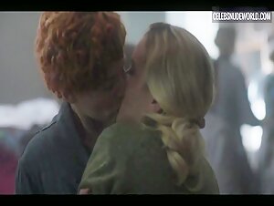 Ana Polvorosa, Ana Fernandez kissing, Lesbian scene in Cable Girls (2017-2020)