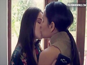 Alicia Jaziz, Susana Rojas Lesbian, Kissing scene in Ingobernable (2017-2018) 16