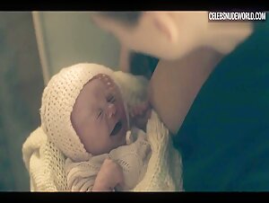 Yvonne Strahovski Sexy, Prosthetic scene in The Handmaid's Tale (2017-2022) 7