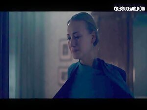 Yvonne Strahovski Brusies, Mirror scene in The Handmaid's Tale (2017-2022) 1