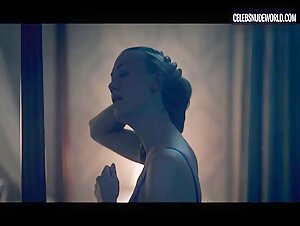 Yvonne Strahovski Brusies, Mirror scene in The Handmaid's Tale (2017-2022) 15