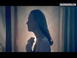 Yvonne Strahovski Brusies, Mirror scene in The Handmaid's Tale (2017-2022) 16