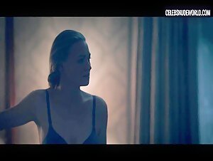 Yvonne Strahovski Brusies, Mirror scene in The Handmaid's Tale (2017-2022)
