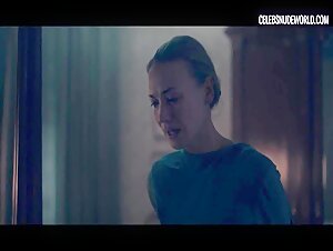 Yvonne Strahovski Brusies, Mirror scene in The Handmaid's Tale (2017-2022) 2