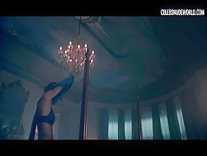 Yvonne Strahovski Brusies, Mirror scene in The Handmaid's Tale (2017-2022) 3