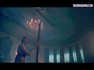 Yvonne Strahovski Brusies, Mirror scene in The Handmaid's Tale (2017-2022) 4