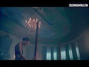 Yvonne Strahovski Brusies, Mirror scene in The Handmaid's Tale (2017-2022) 6