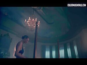 Yvonne Strahovski Brusies, Mirror scene in The Handmaid's Tale (2017-2022) 7