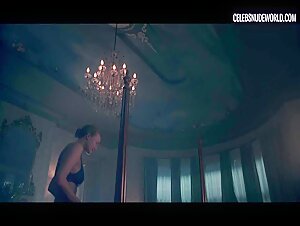 Yvonne Strahovski Brusies, Mirror scene in The Handmaid's Tale (2017-2022) 8