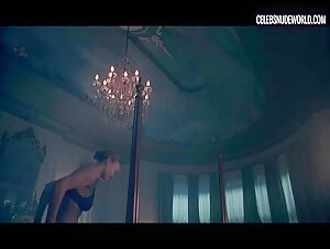 Yvonne Strahovski Brusies, Mirror scene in The Handmaid's Tale (2017-2022) 9